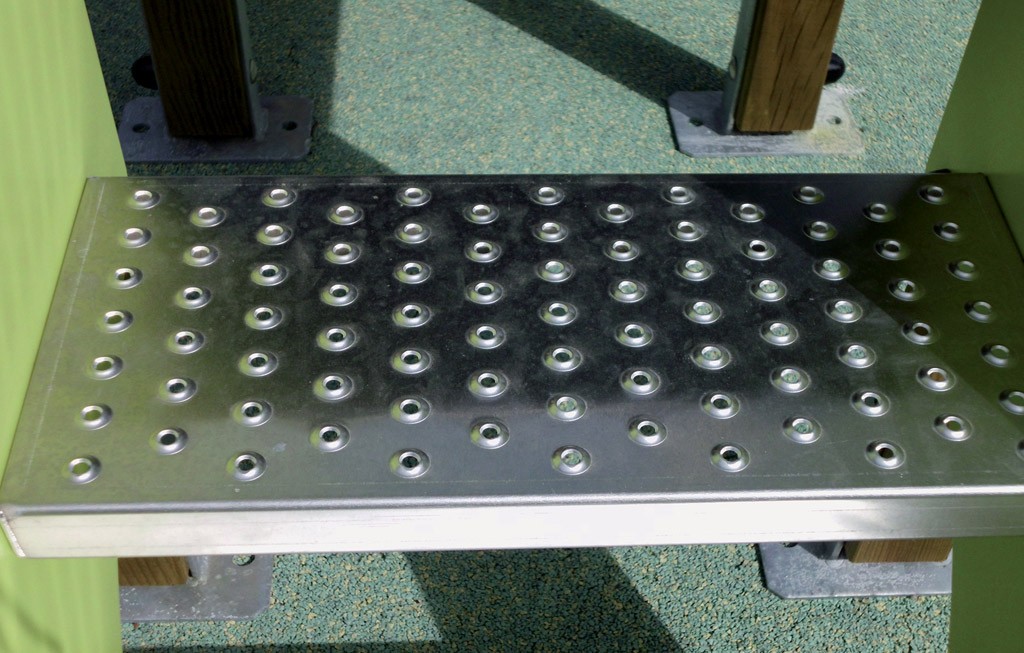 The anti-slip steps