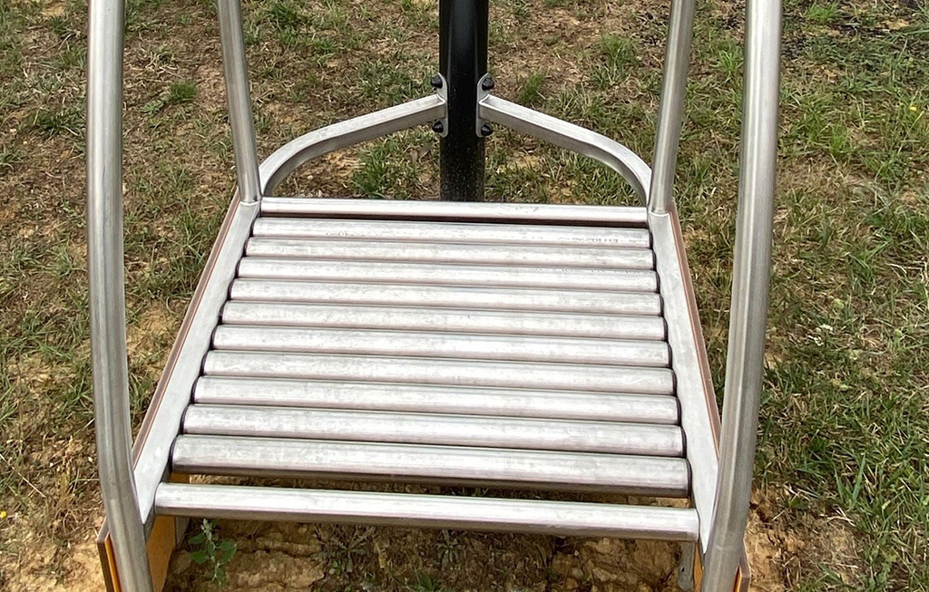 The Runner rolling bars and surrounding frame structure