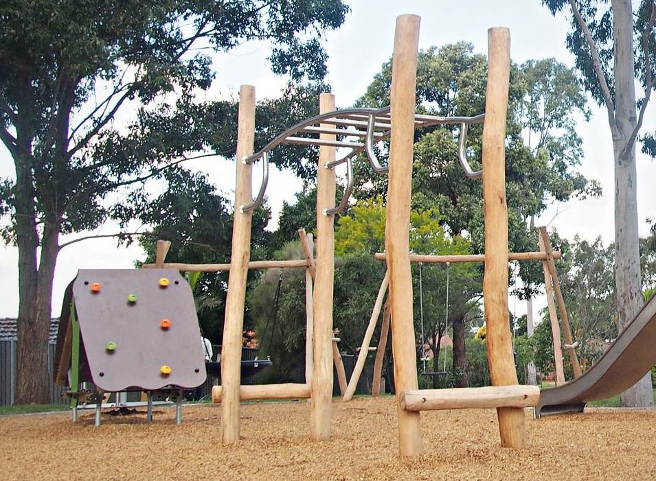 Horizontal bars ladder at Castleman reserve J254 Climbing hut & J4909 Origin Horizontal Climbing Ladder