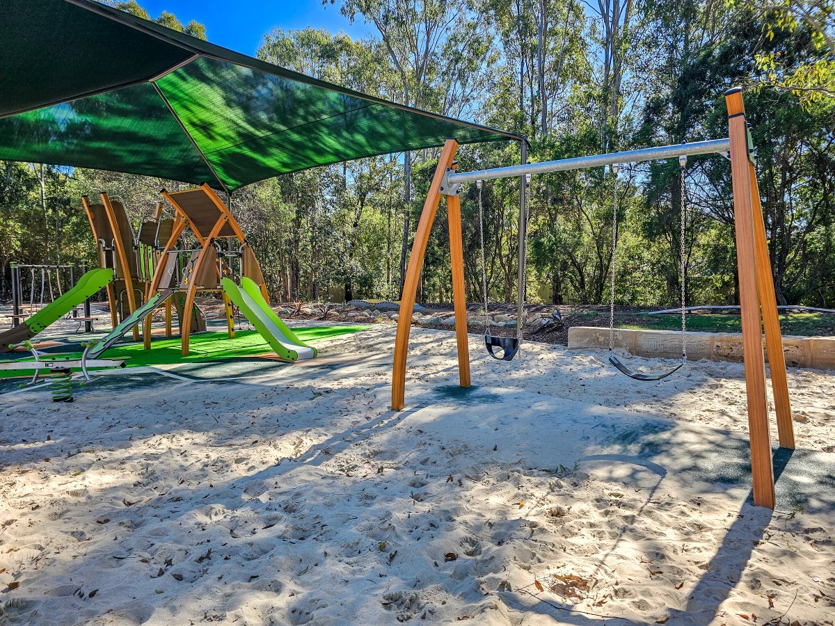 Lanaglen Drive Park Playground oak-effect Kanopé Swing