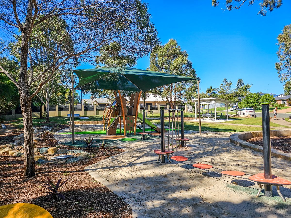 Lanaglen Drive Park Playground Balance Trail