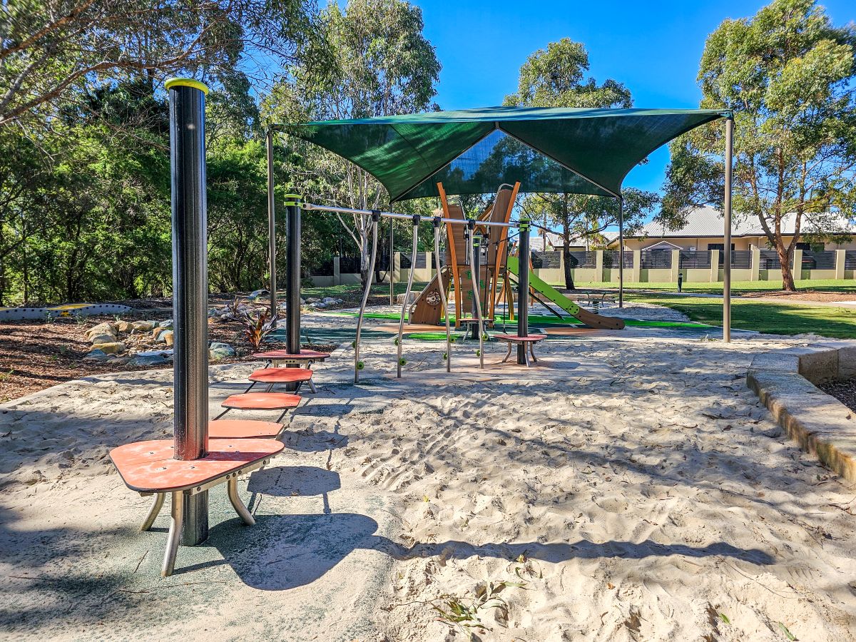 Lanaglen Drive Park Playground Balance Trail