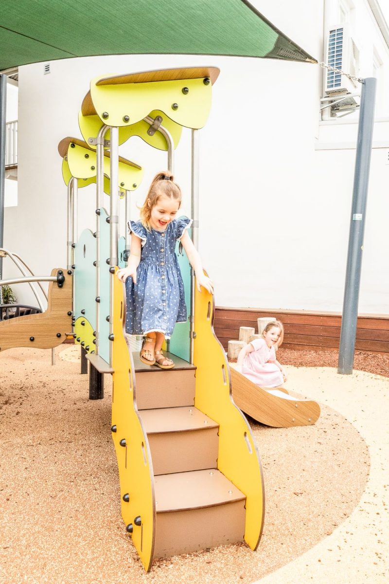 Children playing on Diabolo Baby Multiplay Structure