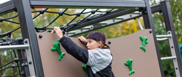 Climbing & balancing playground equipment